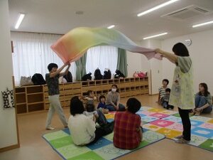 わらべうたと絵本の読み聞かせ