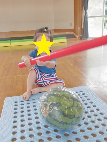 いずみ保育園　スイカ割りをしました！