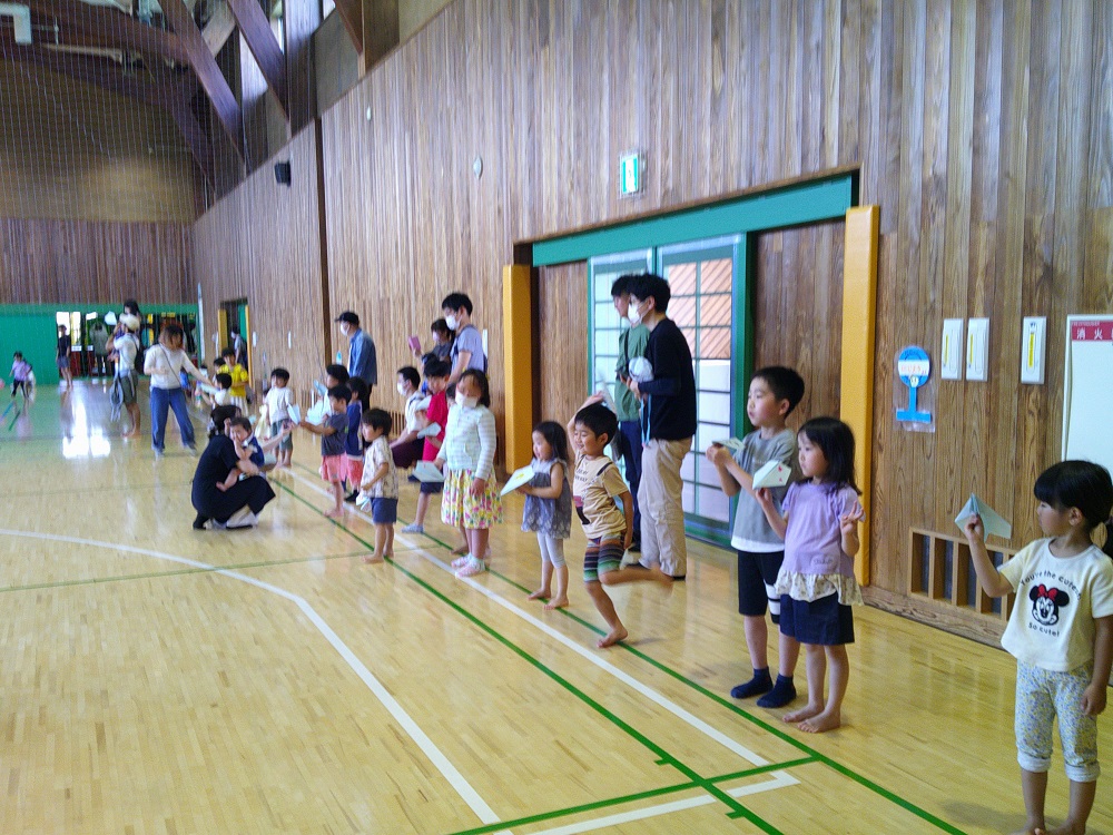パパとあそぼう「紙飛行機にメッセージをかいてパパにとばそう✈」