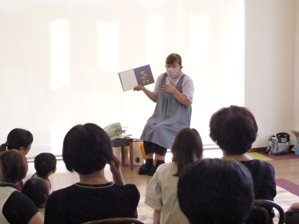８月の「おはなしこんにちは」開催しました