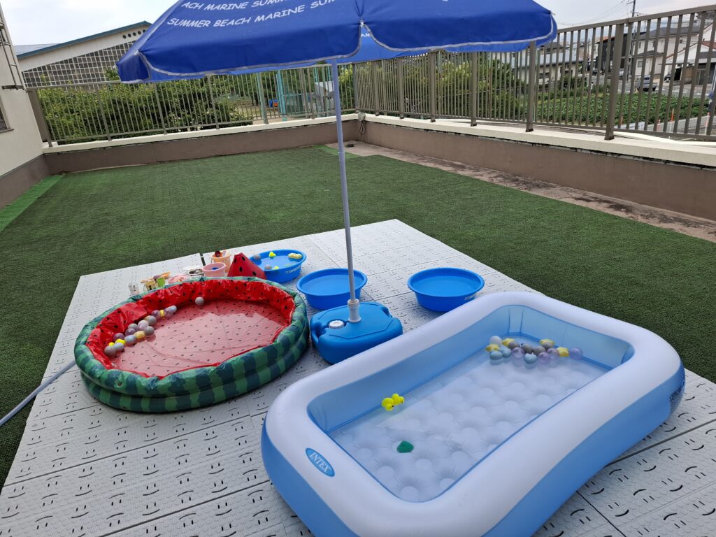 水あそび・ミニプールあそび💦7/1（火）行います。体調を見て遊びましょう☺急な雨の場合は中止になることもあります。