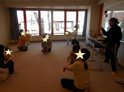 親子スキンシップ体操を行いました