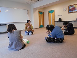 ０歳のお友だちあつまれ～を行いました
