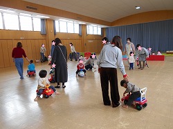 お遊戯室で遊ぼうを行いました