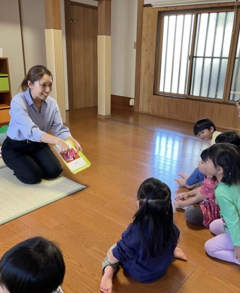 みんなで楽しく英会話レッスンしているよ！