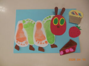 【予約不要。各回３組】足形アート『はらぺこあおむし』