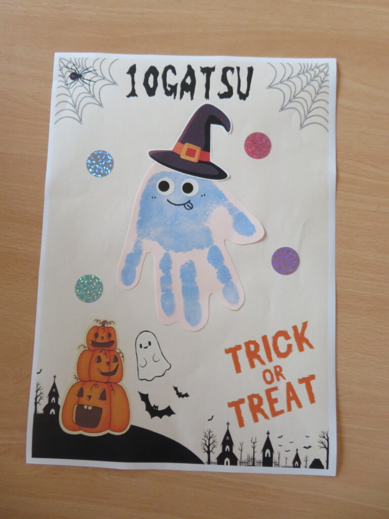 １０月の手形アート👻（ハロウィンおばけ）